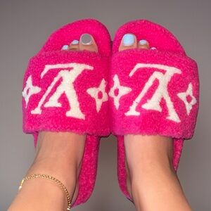 Vibrant Pink Fuzzy Slide Sandals used once QR code available size 9